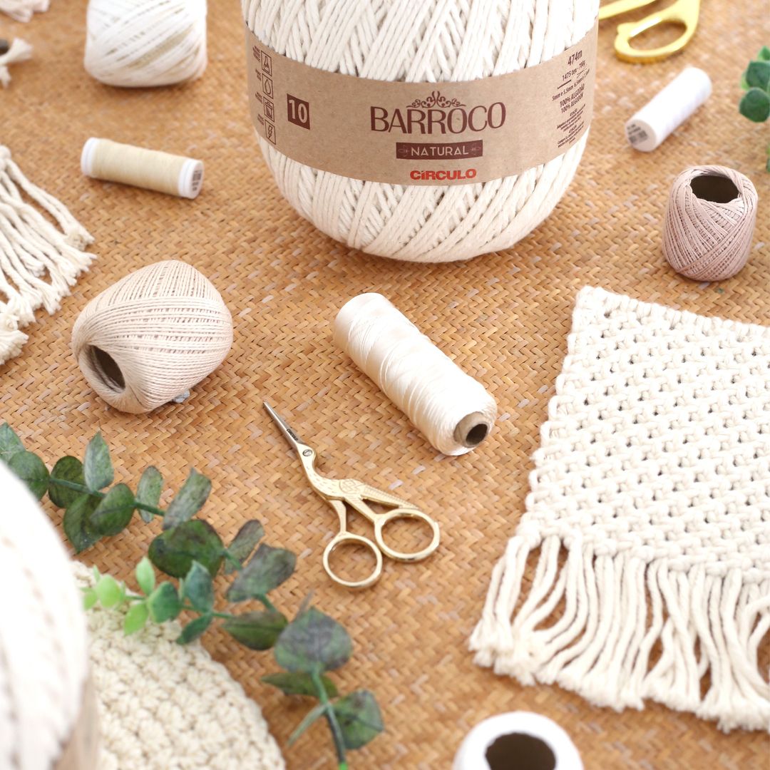 Circulo Barroco Natural Cotton Yarn in serene hues.