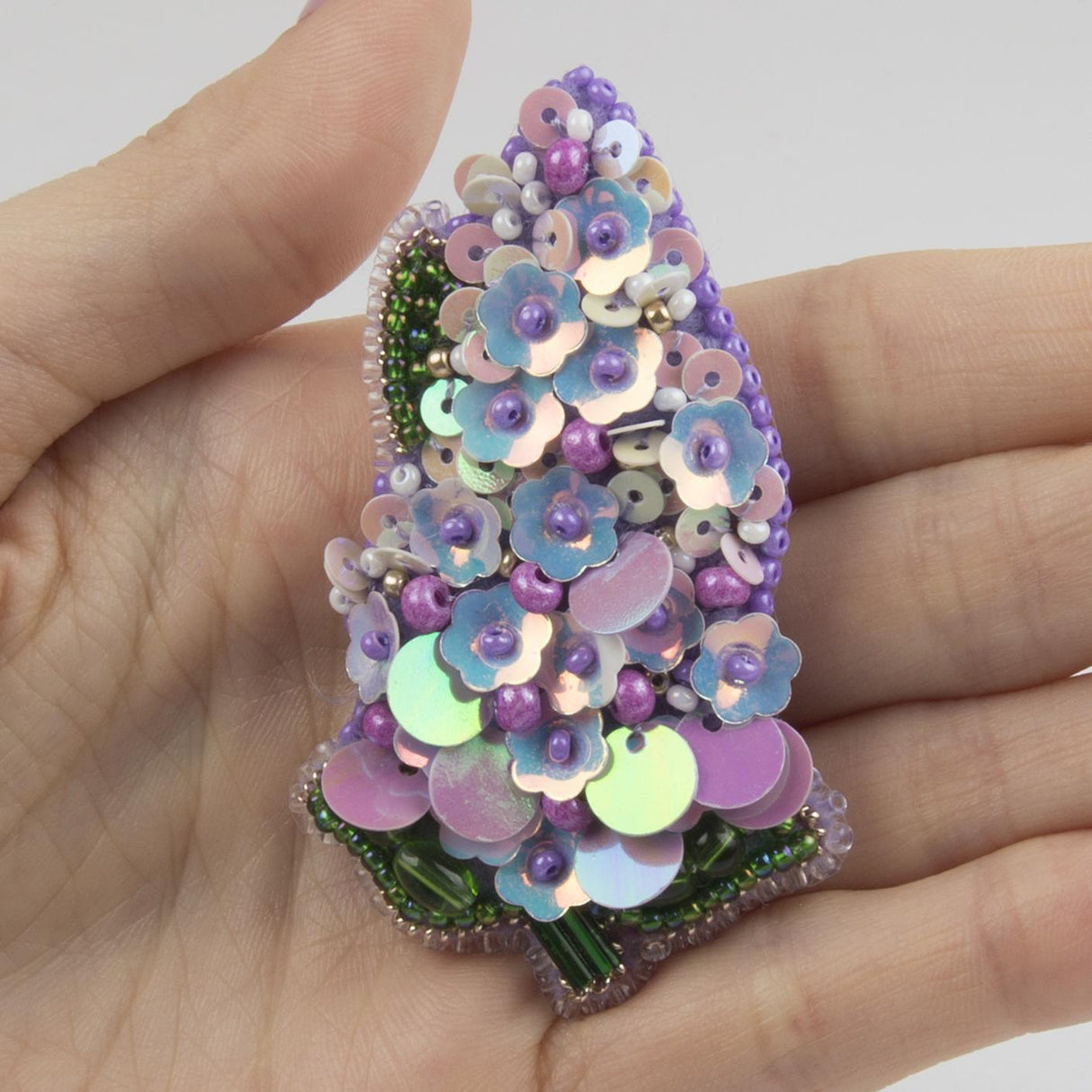 Beadwork kit for a Lilac Momentos Magicos brooch.